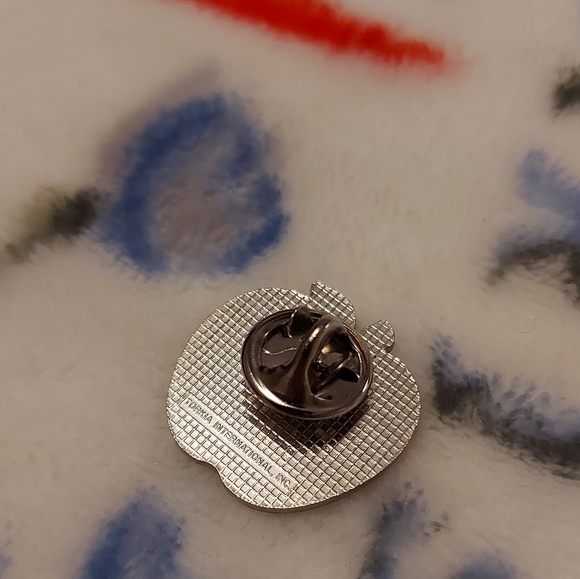 New York Pin - Picture 2 of 4